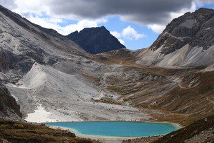 高山蓝湖壮丽自然风光