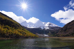 雪山下的湖畔美景