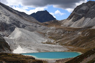 高山间的澄澈蓝湖