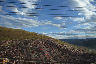 山间美景 蓝天白云下的风光