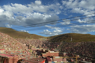 山坡上多彩建筑与蓝天白云