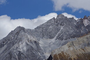巍峨壮丽的高山景观