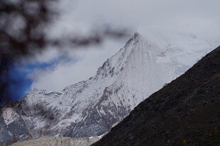 巍峨雪山壮丽景致