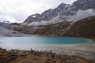 雪山下的碧蓝清澈湖泊