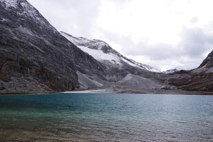 雪山下的静谧蓝湖