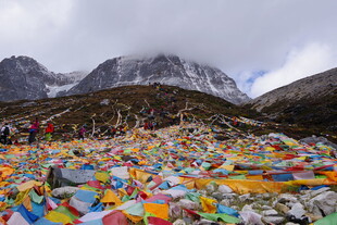 山间五彩经幡飘扬
