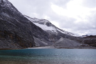 雪山下的静谧蓝色湖泊