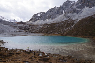高山下的澄澈蓝湖
