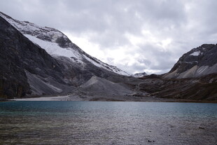 雪山下的静谧湖泊