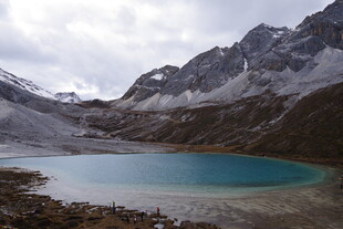高山蓝湖壮丽自然景观