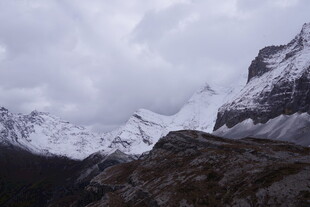 雪山云雾缭绕壮丽景观