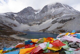 雪山下的五彩经幡景观