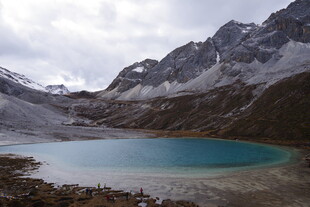 高山蓝湖 壮美雪山风光