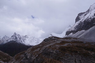 雪山下的嶙峋岩石