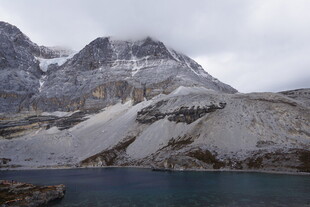 雪山下的静谧湖泊
