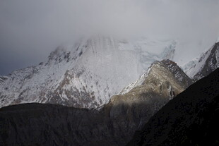 雪山云雾缭绕壮美景观