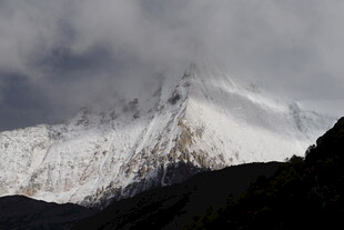 巍峨雪山云雾缭绕