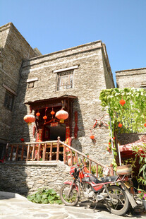 古宅门前的闲适时光