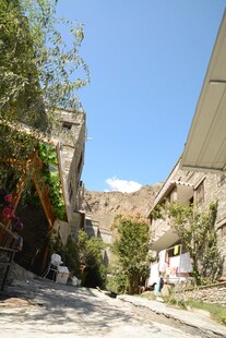 山间小道旁的绿植与建筑