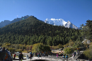 山间美景 远处雪峰与游人