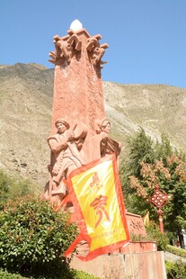 红色主题雕塑屹立山间