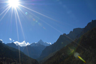 蓝天雪山下的耀眼阳光