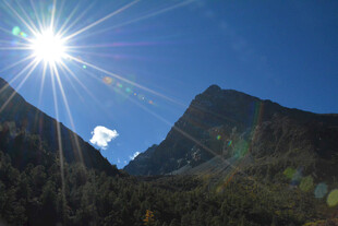 阳光照耀下的壮丽山峦