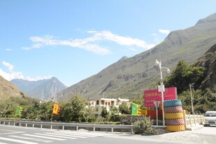 山间公路旁的多彩经幡景观
