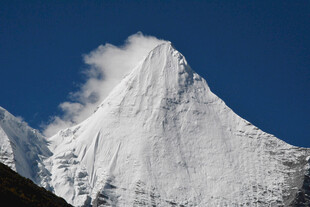 巍峨雪山 云端圣洁之景