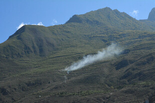 山间升腾的袅袅白烟