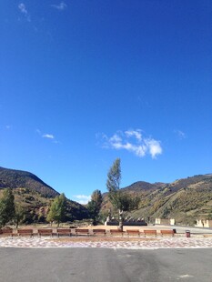 蓝天群山旁的开阔场地