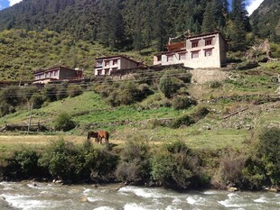 山间河畔的藏式民居风光