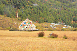 山间藏式小屋的田园风光