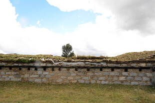 古老石墙与蓝天白云景观