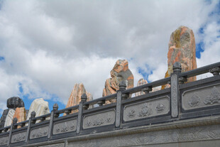 云端石景 古朴栏杆伴奇石