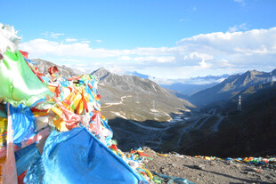 山间经幡 尽显藏地风情
