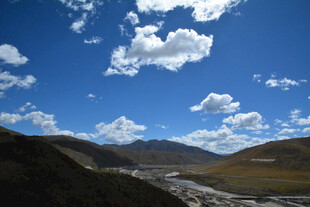 蓝天白云下的山谷风景