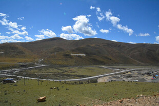 草原公路旁的壮美山景