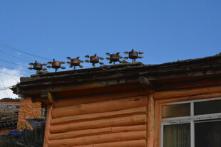 木屋屋顶上的星星装饰物