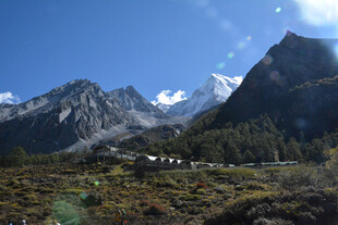 壮丽雪山山谷风光
