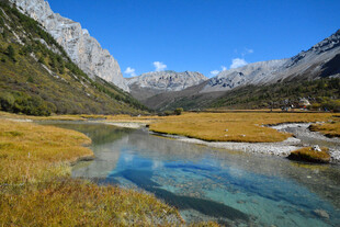 山间清澈溪流与壮丽山峦