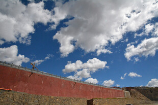 红墙蓝天 纯净自然景致