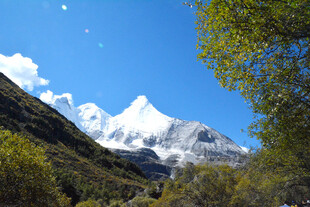 雪山山谷间的秀丽风光