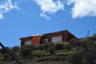 山坡上的红顶藏式房屋