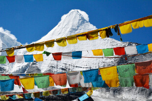 雪山下的五彩经幡