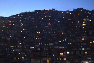 夜幕下的密集灯火民居