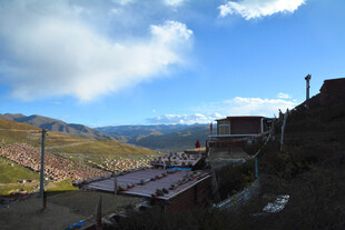 山间美景中的建筑与蓝天