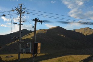 山间电力设施与壮丽风景