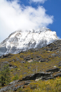 雪山下的多彩山坡景观