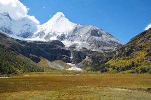 雪山下的壮美草原风光